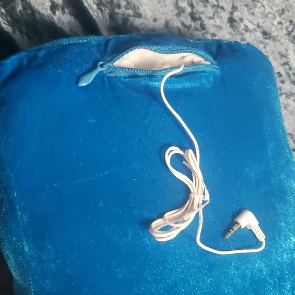 BNIB i-pod musical pillow with built-in speaker and auxiliary cord. - Picture 4 of 7